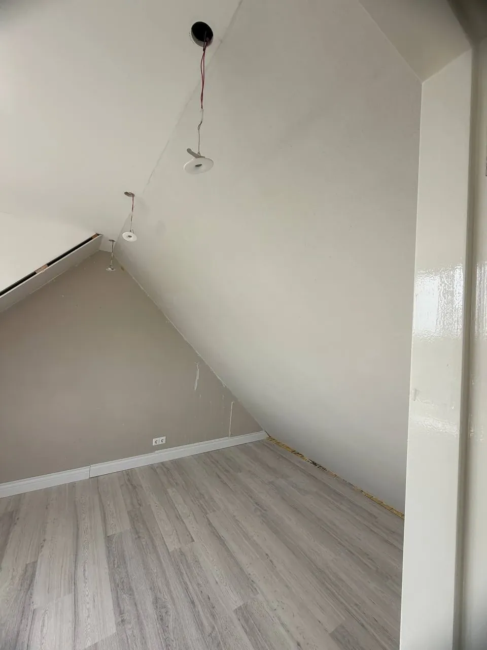 Schuine wand na het stucen, glad afgewerkt